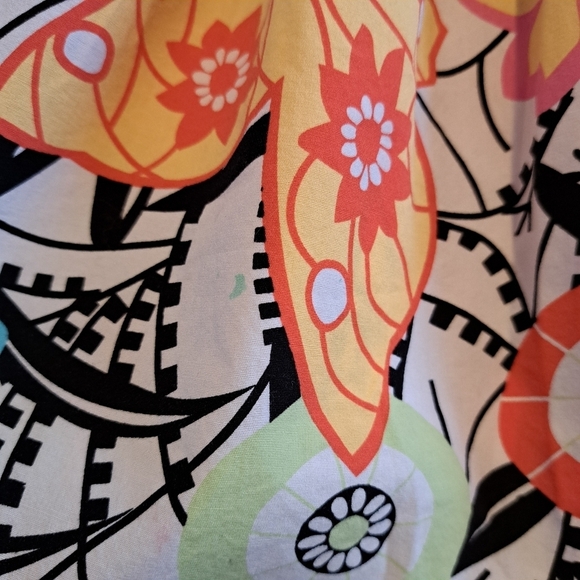 Hanna Andersson girls size 90 of 3T floral dress has stains but they blend in - Picture 4 of 5